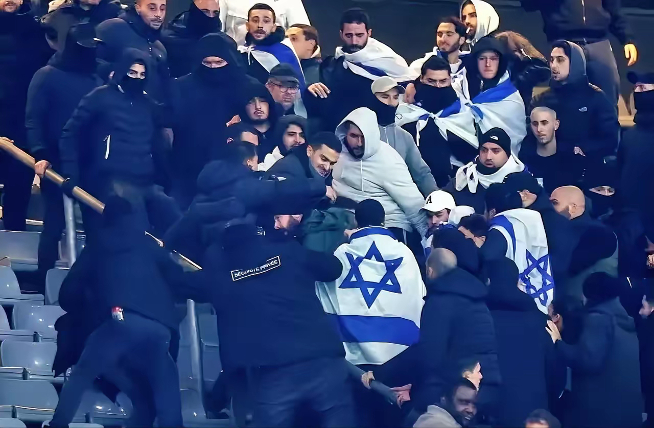 比赛中爆发的争执引发了裁判团队介入 比赛中爆发的争执引发了裁判团队介入