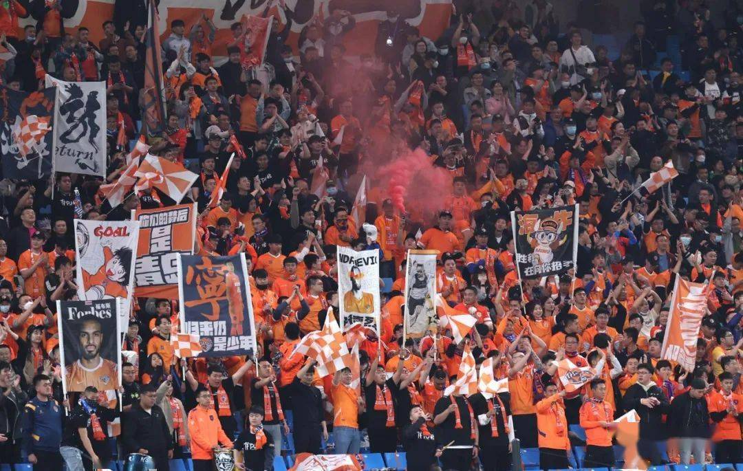 九游体育官网-比赛现场火爆，球迷狂热欢呼