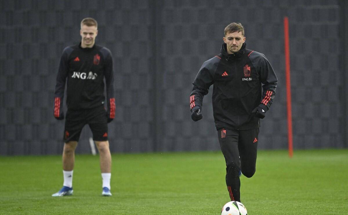 比利时队在比赛中亮出成功标志 比利时队在比赛中亮出成功标志