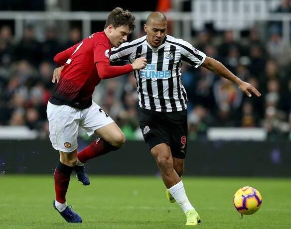 曼联客场惨败,英超联赛前景堪忧 曼联客场惨败,英超联赛前景堪忧