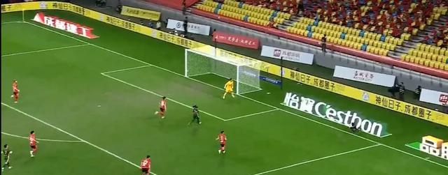 -裁判的判罚引发争议，球迷意见分歧！