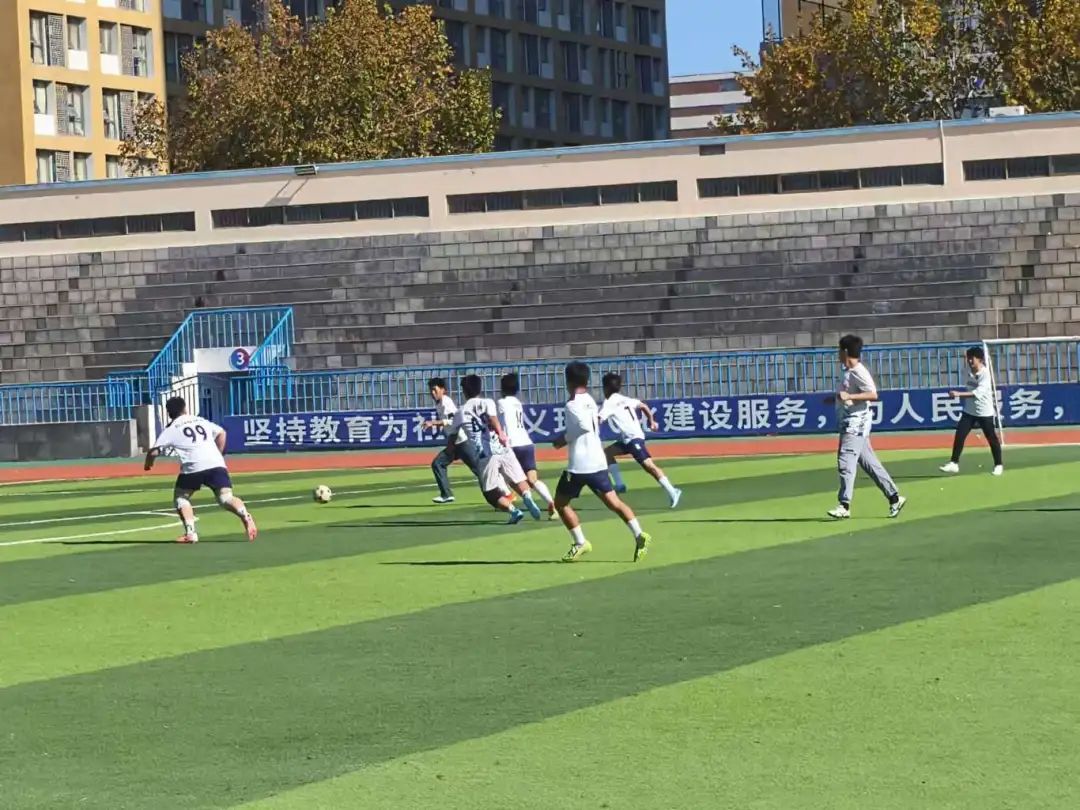 足球比赛激情澎湃，各队实力角逐