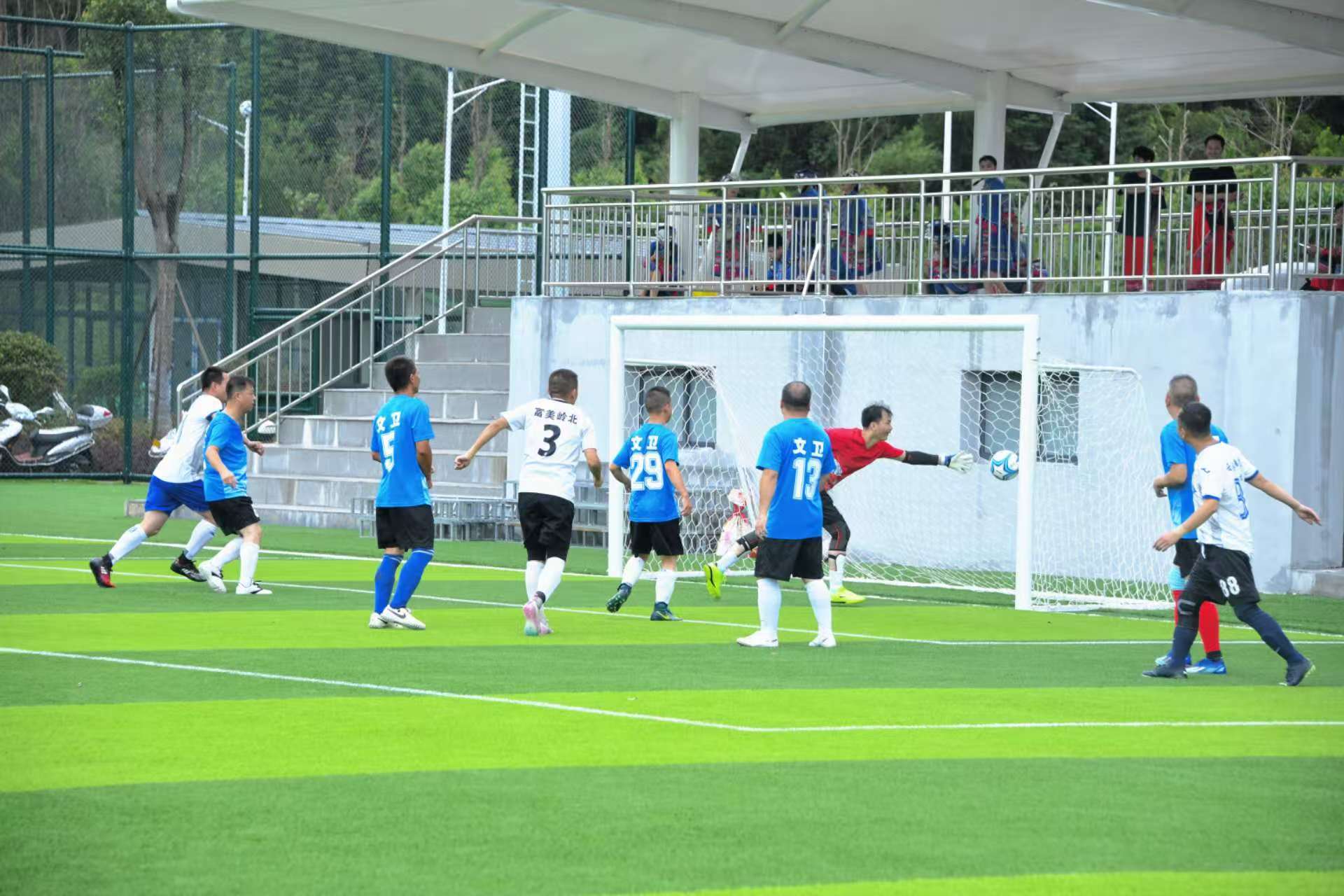 足球比赛激情澎湃，各队实力角逐