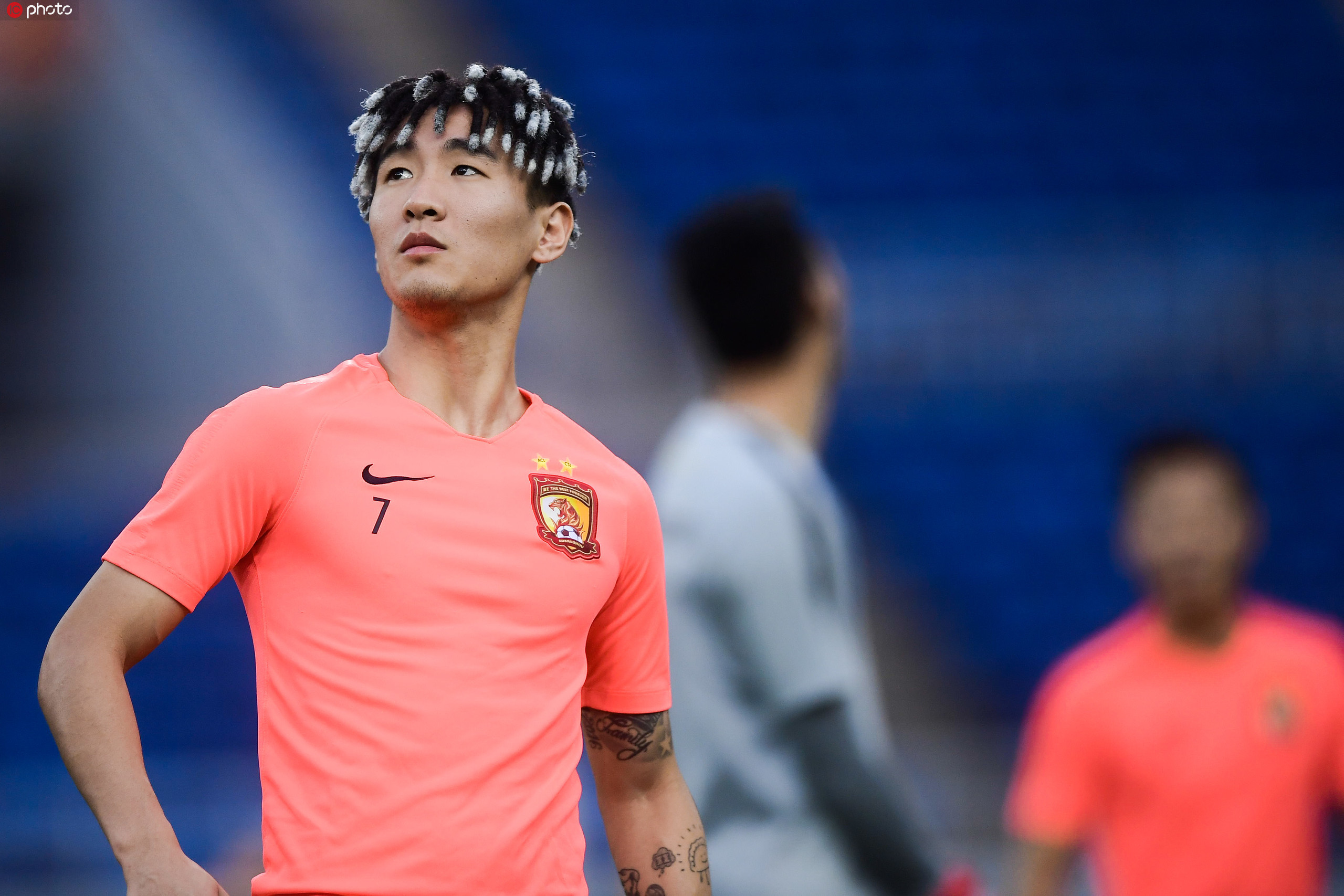 狂热球迷加油助威，赞叹球队全力以赴