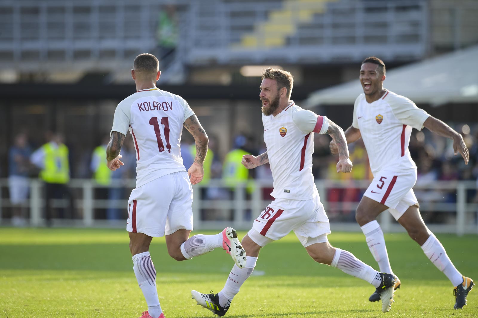 包含罗马队客场战胜克罗托内，展现实力的词条