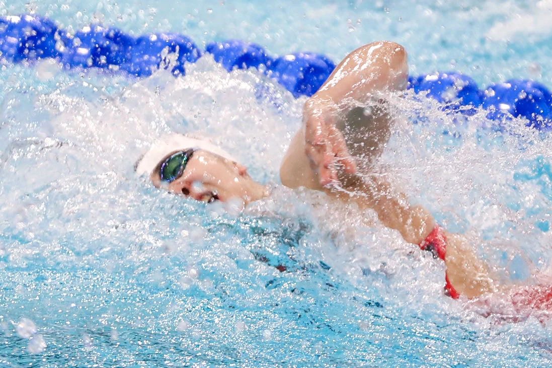 游泳比赛火爆开幕，选手展现高超技艺的简单介绍