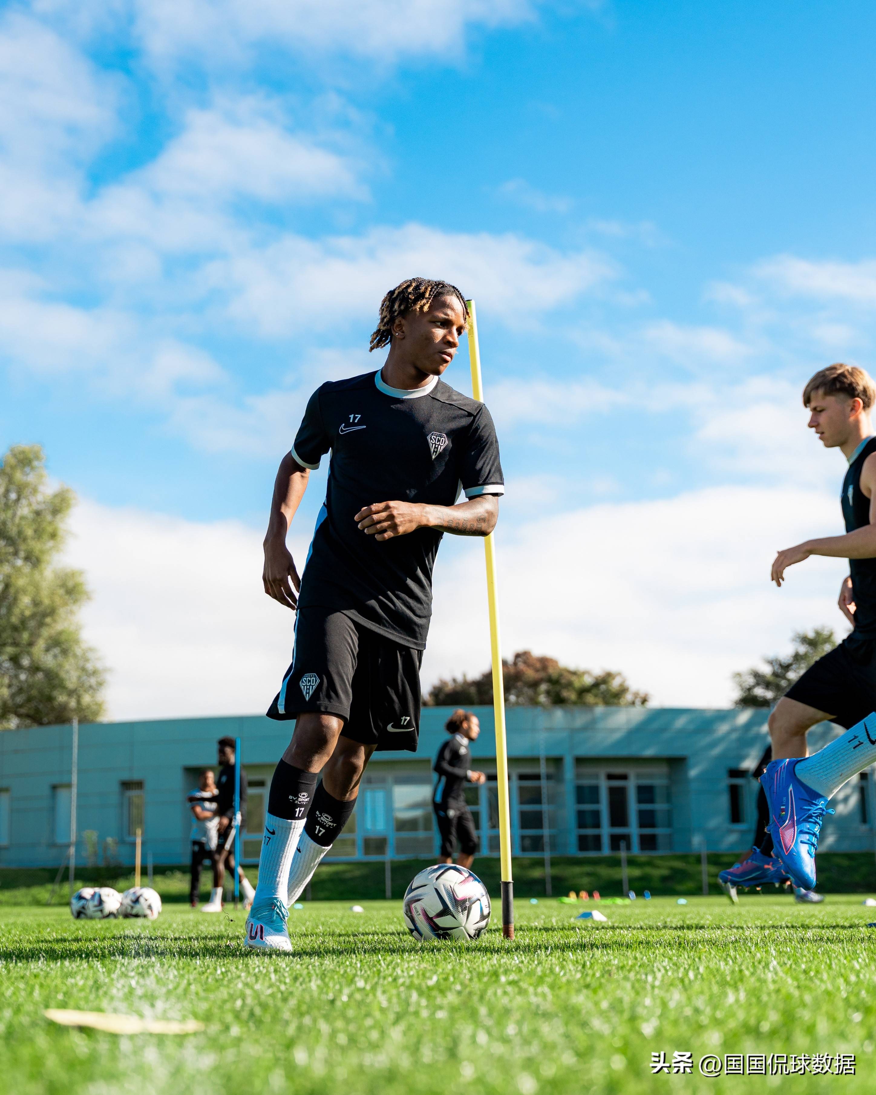 关于昂热客场惊险击败对手,豪取三分的信息 关于昂热客场惊险击败对手,豪取三分的信息