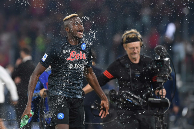 包含那不勒斯客场继续领跑，保持领先优势的词条